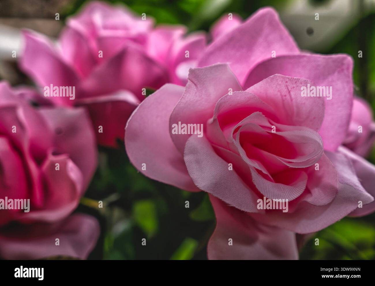Eine rosa künstliche Rosenblume Stockfoto
