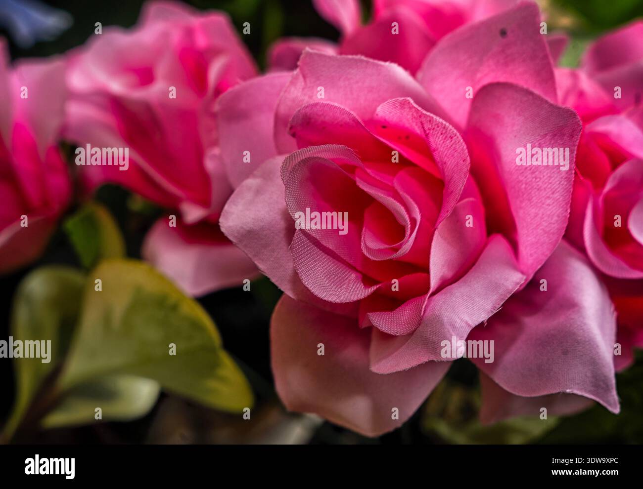 Eine rosa künstliche Rosenblume Stockfoto