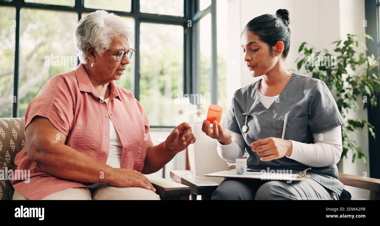 Alte Frau, Pflegekraft und Beratung im Pflegeheim mit Pillen, Klemmbrett und medizinischem Gespräch für Gesundheit. Seniorin, Krankenschwester und Talk im Ruhestand Stockfoto
