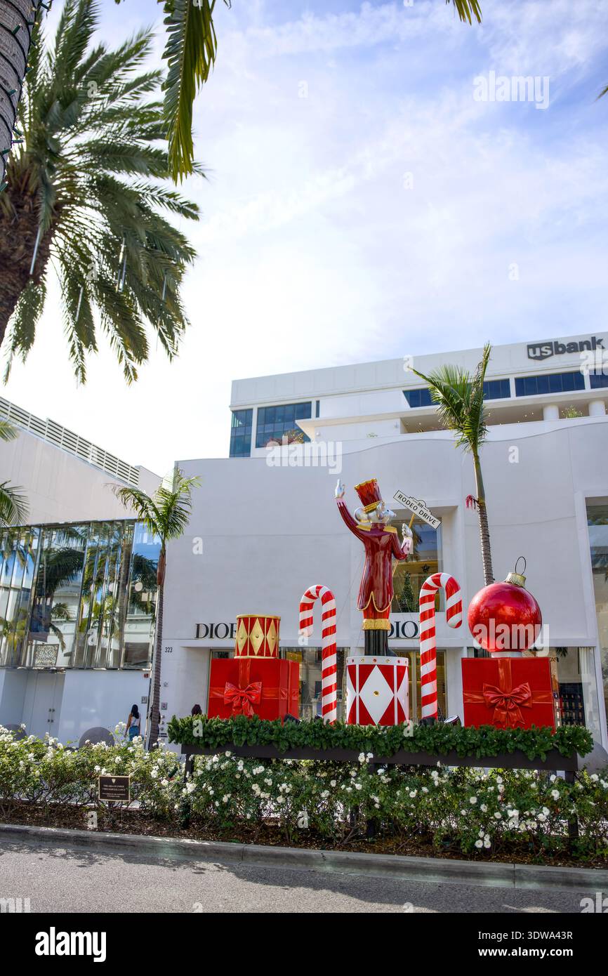 Riesige Weihnachtsgeschenke und Zuckerrohrdekor in Beverly Hills am 27. November 2025 Stockfoto