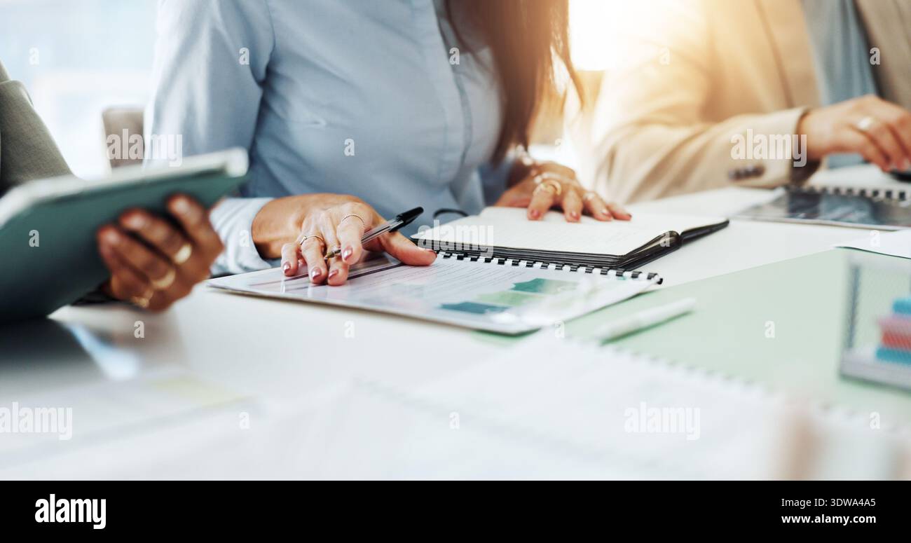 Dokumente, Hände und Besprechung mit Geschäftsleuten im Sitzungssaal des Büros zur Zusammenarbeit oder Planung. Ordner, Notizbuch und Werkstatt mit Mitarbeiter bei Stockfoto
