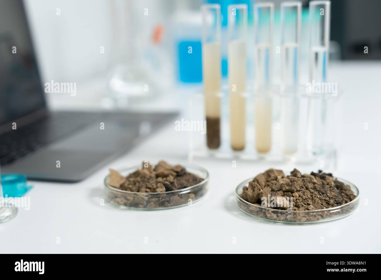 Geologie, geologische Ressourcenwissenschaftler, Erdwissenschaft, Nachhaltigkeit natürlicher Ressourcen, Bodenmineralien, Labortests, Laborversuche, TES Stockfoto