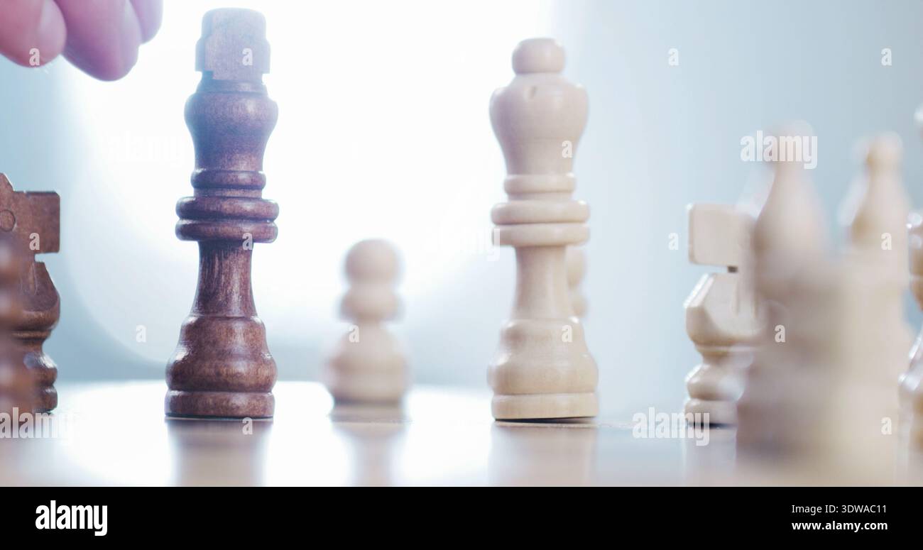 Schach, Spiel und Hand der Person mit Entscheidung für Herausforderung, Problemlösung und Wettbewerb. Schachbrett, Spieler und Stück zu Hause mit strategischen Stockfoto