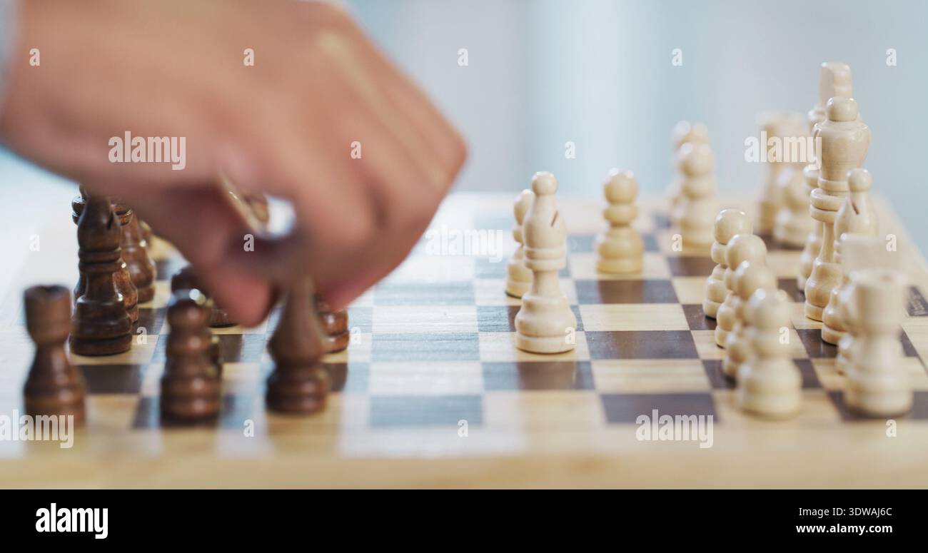 Schach, Spiel und Hand der Person auf dem Bauernhof für Herausforderung, Problemlösung und Wettbewerb auf dem Tisch. Schachbrett, Spieler und bewegliches Stück zu Hause mit Stockfoto