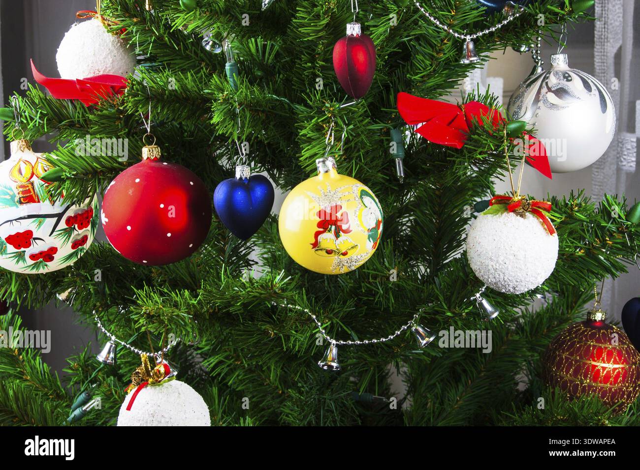 Schöne Weihnachtsdekoration am Weihnachtsbaum Stockfoto