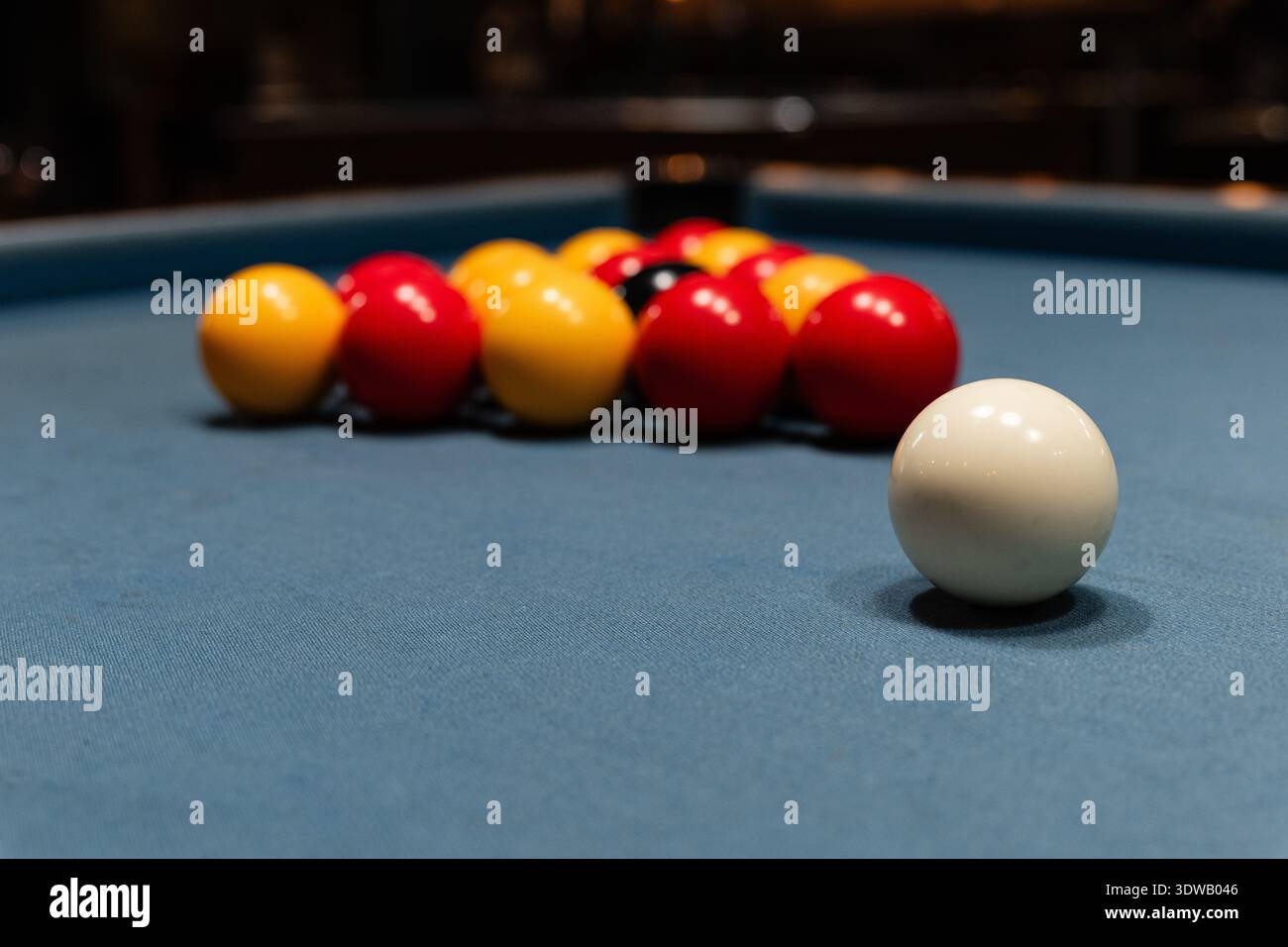 Englischer Billardtisch bereit für das Spiel mit dem Dreieck aus gelben und roten Kugeln Stockfoto
