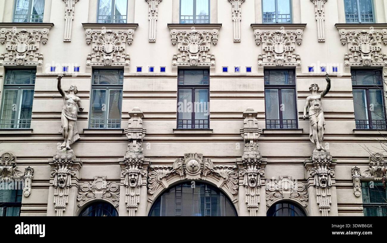 Das ungewöhnliche Design eines Jugendstilgebäudes ist in der Alberta Street in Riga, Lettland, mit aufwendigen skulpturalen Dekorationen versehen Stockfoto