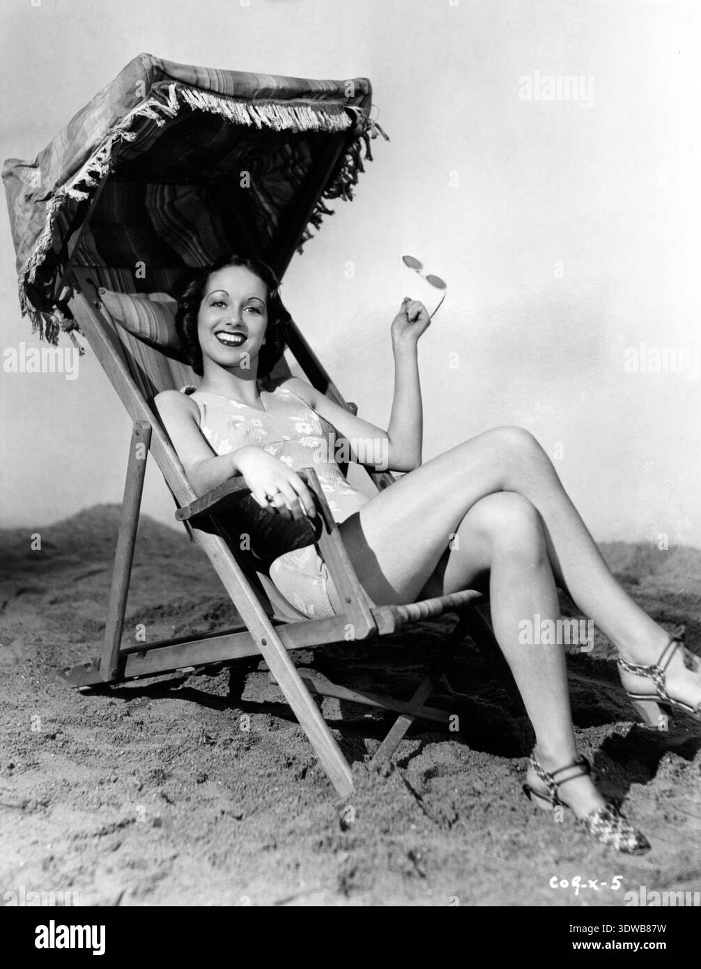 PATRICIA / PAT KIRKWOOD in Badeanzug Werbung für GEORGE FORMBY in COME ON GEORGE! 1939 Regisseur ANTHONY KIMMINS Ealing Studios / Associated Talking Pictures (ATP) Stockfoto