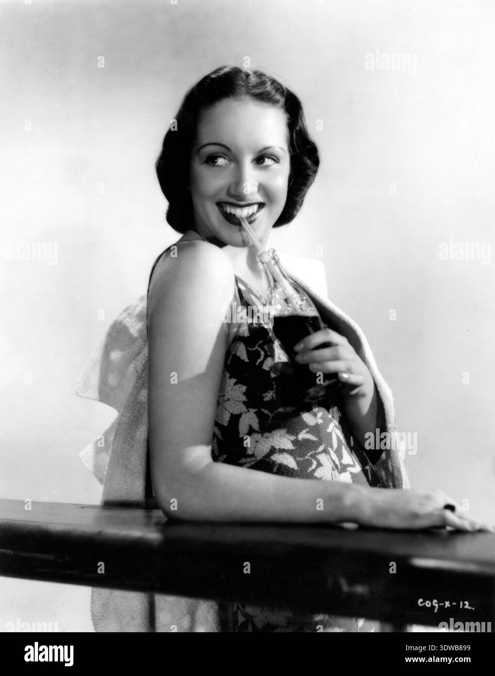 PATRICIA / PAT KIRKWOOD in Badeanzug Werbung für GEORGE FORMBY in COME ON GEORGE! 1939 Regisseur ANTHONY KIMMINS Ealing Studios / Associated Talking Pictures (ATP) Stockfoto
