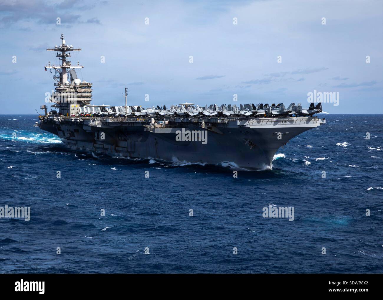 Der Flugzeugträger der Nimitz-Klasse USS George H.W. Bush (CVN 77) durchquert den Atlantik am 15. Februar 2026. Die George H.W. Bush Carrier Strike Group Stockfoto