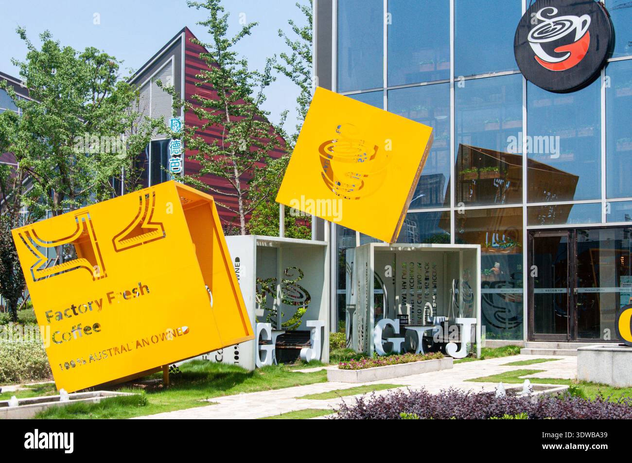 Wuhan, Provinz Hubei, China - 07. Juni 2017: Eine mittelgroße Perspektive auf ein Geschäftsgebäude mit dem Gloria Jean's Coffee Logo und dem lebhaften YE Stockfoto