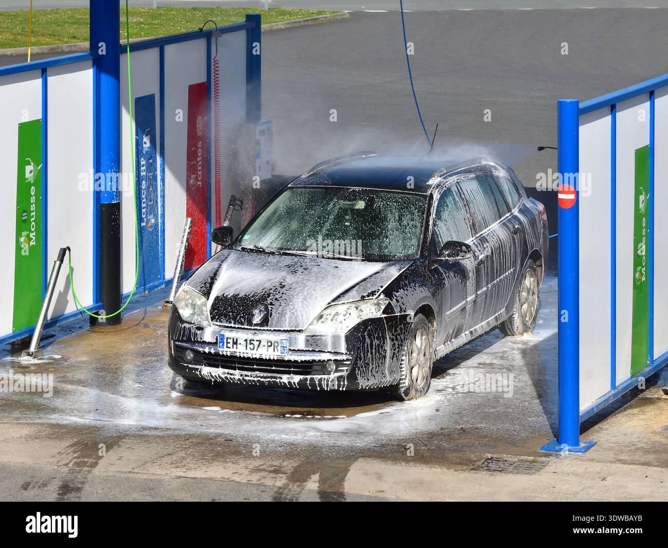 Renault wird im Handwaschdepot gereinigt - Loches, Indre-et-Loire (37), Frankreich. Stockfoto