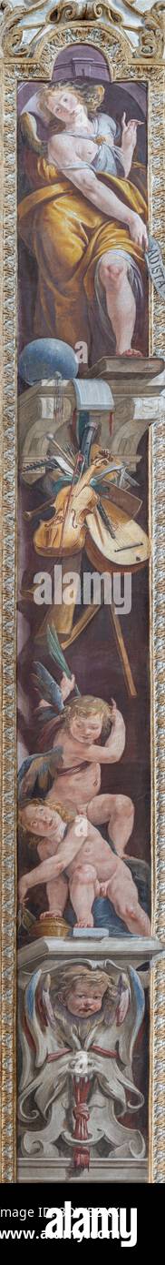 NOVARA, ITALIEN - 16. JANUAR 2026: Das symbolische Fresko des Engels mit den Symbolen der Wissenschaft und Kunst in der Kirche Basilica di San Gaudenzio Stockfoto