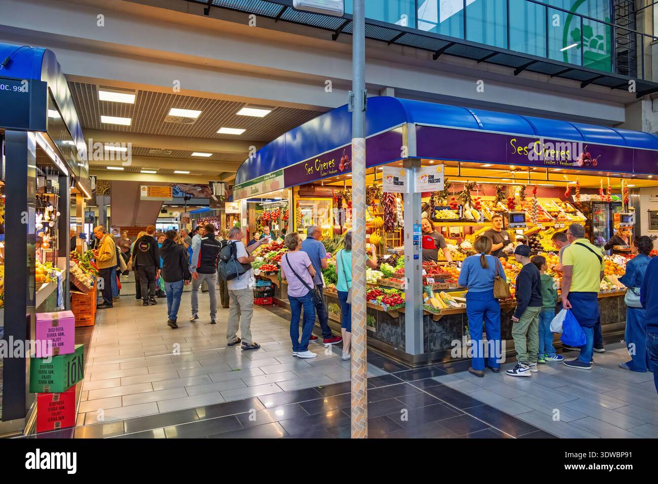 Markthalle mit frischem Gemüse und Kunden Stockfoto