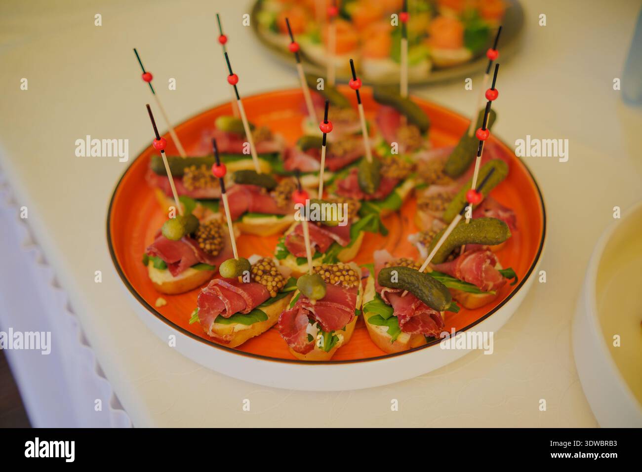 Vorspeisen auf Spießen mit Aufschnitt Stockfoto