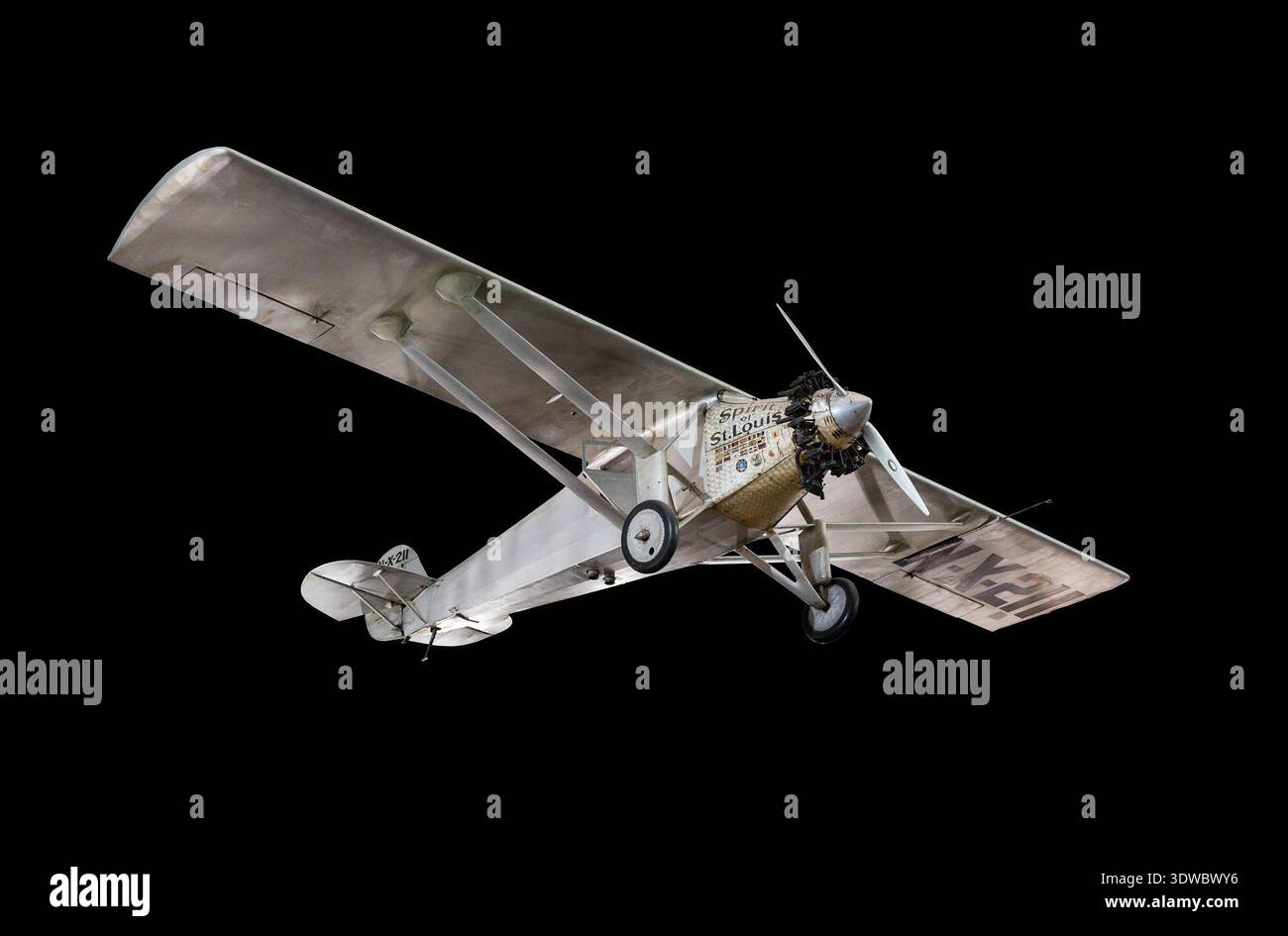 Ryan NYP Spirit of St. Louis war ein einmotoriges Hochflügelflugzeug, das 1927 für Charles A. Lindberghs Nonstop-Flug von New York nach Paris gebaut wurde. Er wurde von Donald Hall als modifizierter Ryan M-2 entworfen und wurde von einem 223 PS starken Wright J-5C Wirbelwind-Radialmotor angetrieben. Kraftstofftanks vor dem Cockpit schränkten die Sicht nach vorn ab, sodass ein Periskop erforderlich ist. Das Archivbild erfasst die Flugzeuge, die mit dem ersten transatlantischen Solo-Flug im Mai 1927 in Verbindung standen. Stockfoto
