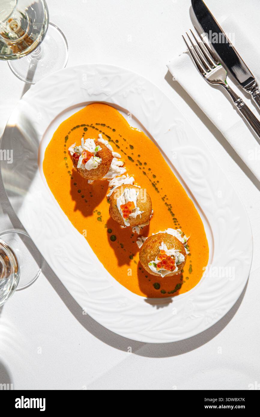 Gebratene Krabbenkroketten mit Kaviar und Sauce Stockfoto