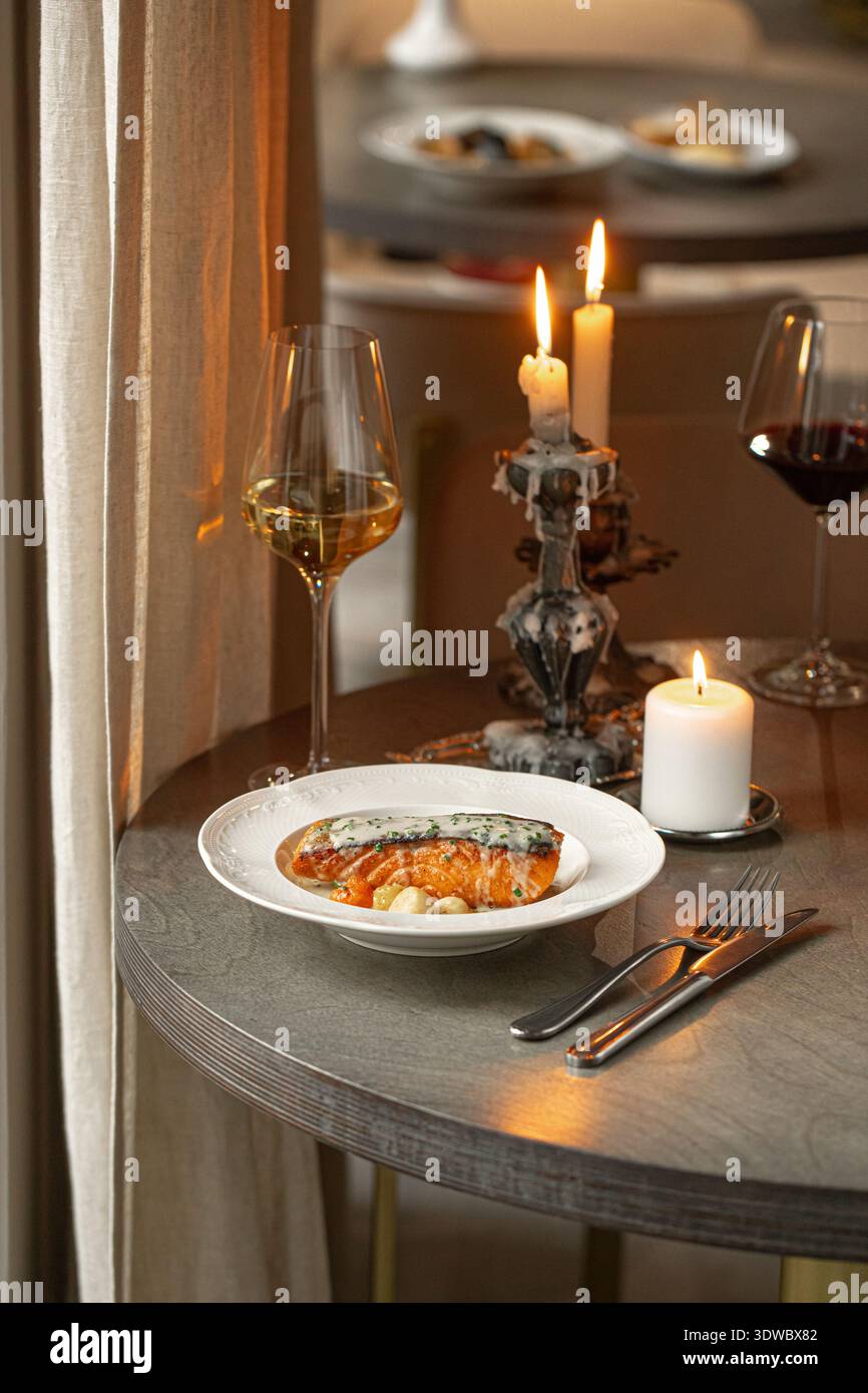 Lachs mit Kartoffeln in Beurre Blanc-Sauce Stockfoto