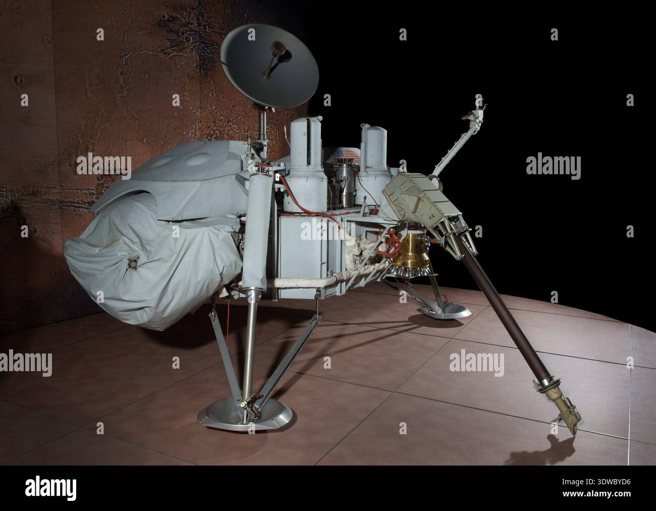 Viking Mars Lander Proof Test Article war eine Bodentesteinheit für das NASA-Viking-Programm, das Viking 1 am 20. August 1975 und Viking 2 am 9. September 1975 startete und am 20. Juli 1976 und 3. September 1976 Mars-Landungen in Chryse Planitia erreichte. Das Archivbild dokumentiert die Hardware der Raumschiffe, die nach früheren Mariner-Missionen von 1964, 1969 und 1971–1972 entwickelt wurde. Stockfoto