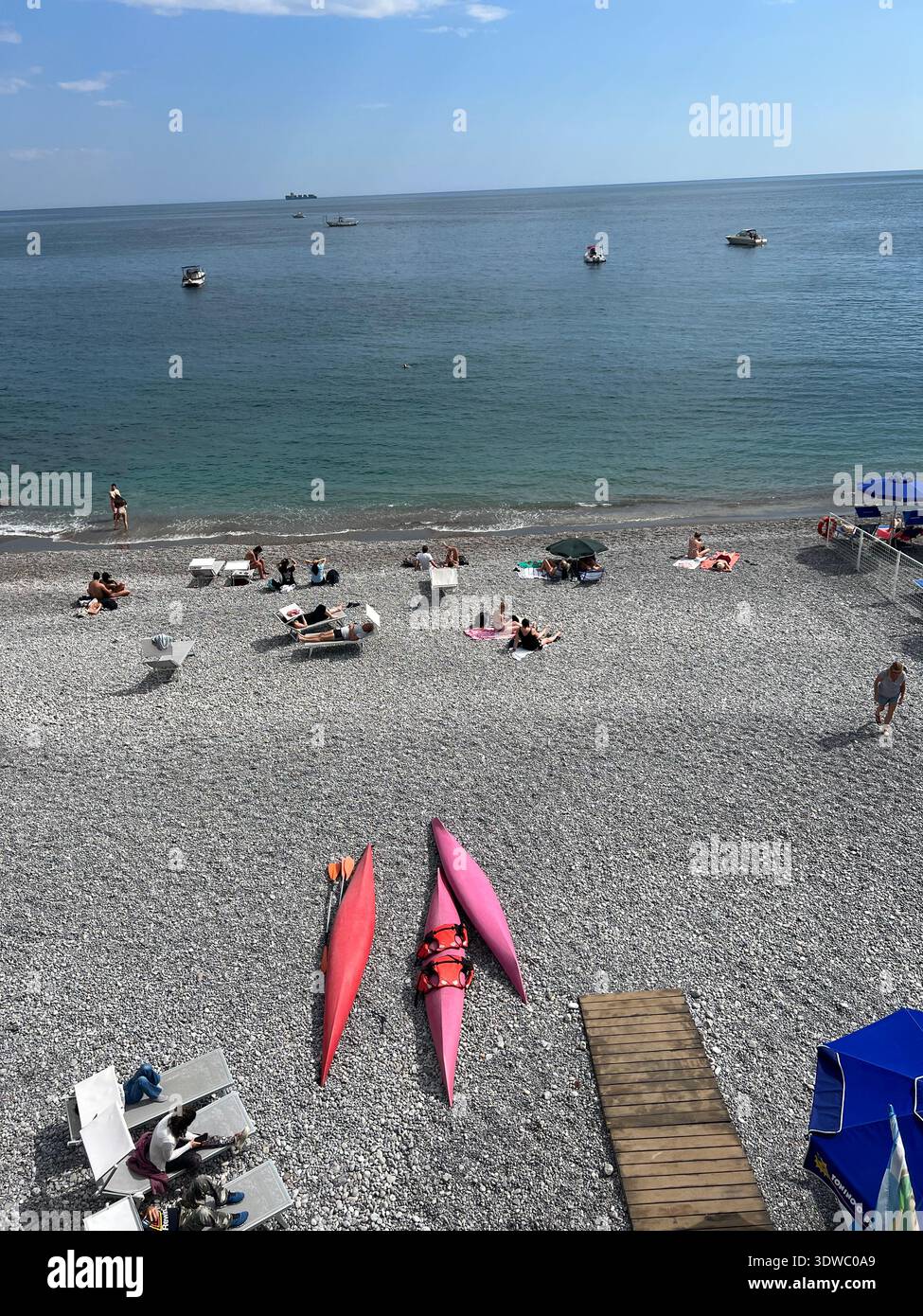 Amalfi, Italien – der berühmte Blick auf die Amalfiküste mit historischen Gebäuden am Hügel, Küstenstraßen und mediterraner Atmosphäre am Meer - Smartphone-aufgenommenes Stockfoto