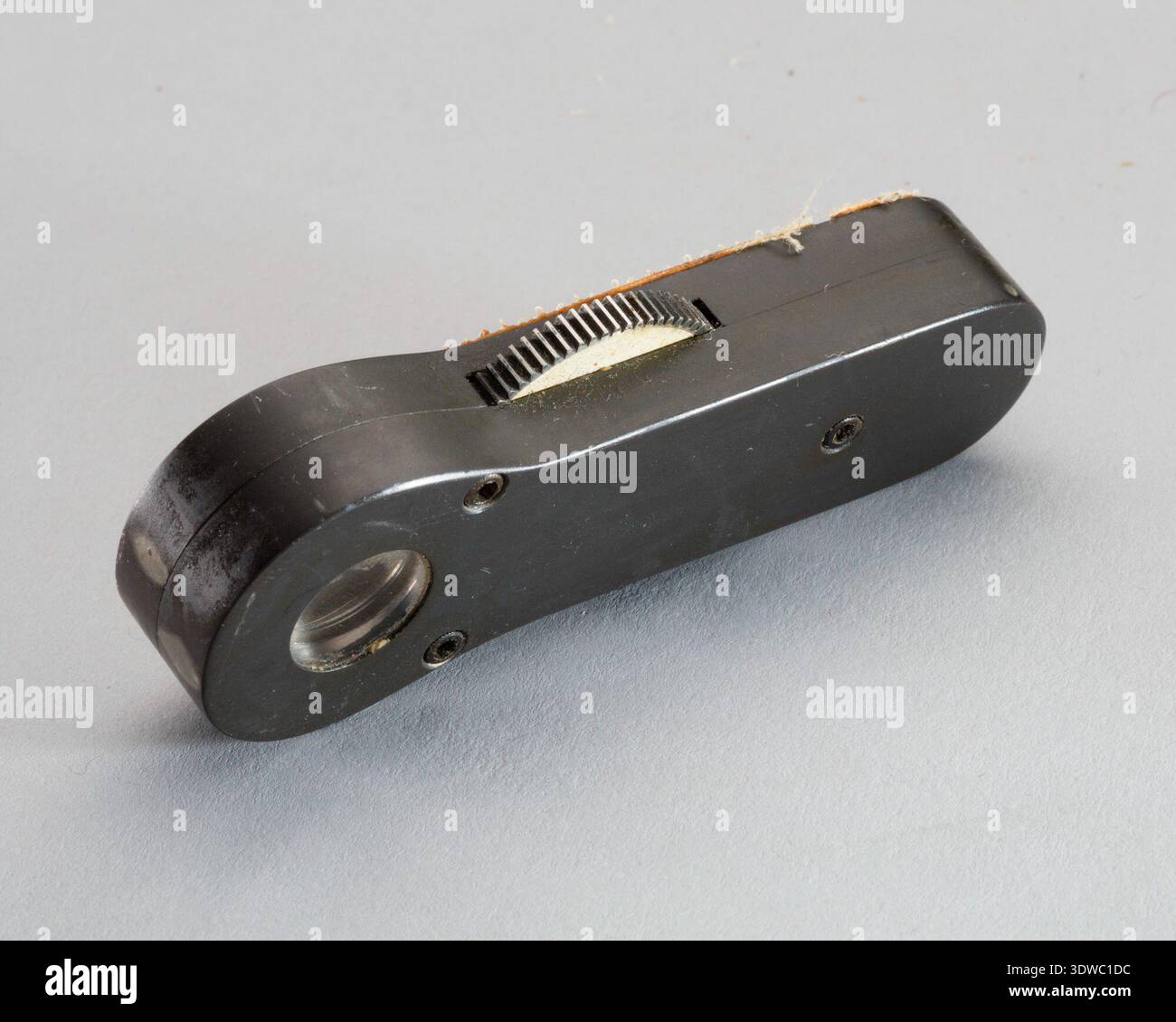 Rangefinder Friendship 7 war ein Handphotometer, das John Glenn während seiner Mission am 20. Februar 1962 mit drei Orbit-Quecksilber zur Messung des Luftstrahls und der Lichtintensität der Erde eingesetzt hat. Manchmal auch Voasmeter nach dem Astronautentrainer Robert Voas genannt, erlaubte es gefilterte Beobachtungen über ein kleines Zifferblatt. Der historische Fotodruck dokumentiert das wissenschaftliche Instrument, das an Bord des Raumschiffs Mercury geflogen ist. Stockfoto