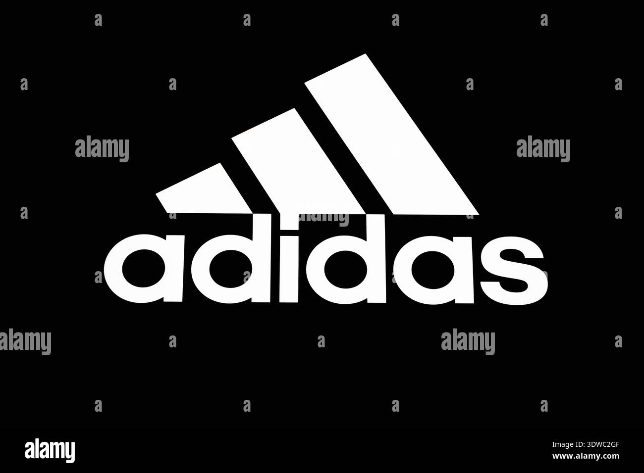 Adidas-Logo auf schwarzem Hintergrund. London, UK, 28. Juli 2024 Stockfoto