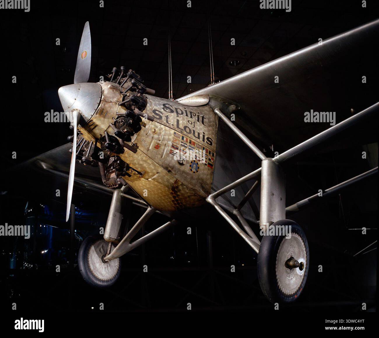 Ryan NYP Spirit of St. Louis war ein einmotoriges Hochflügelflugzeug, das 1927 für Charles A. Lindberghs Nonstop-Flug von New York nach Paris gebaut wurde. Er wurde von Donald Hall als modifizierter Ryan M-2 entworfen und wurde von einem 223 PS starken Wright J-5C Wirbelwind-Radialmotor angetrieben. Kraftstofftanks vor dem Cockpit schränkten die Sicht nach vorn ab, sodass ein Periskop erforderlich ist. Das Archivbild erfasst die Flugzeuge, die mit dem ersten transatlantischen Solo-Flug im Mai 1927 in Verbindung standen. Stockfoto