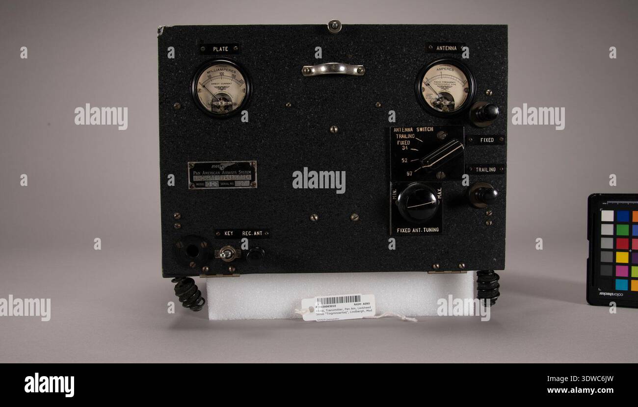 Der Funksender Pan American Airways Modell 10C2 rüstete den Lockheed Sirius „Tingmissartoq“ aus, den Charles A. Lindbergh und Anne Morrow Lindbergh bei ihrem Flug in Fernost 1931 und 1933 Atlantikbeobachtungsmissionen einsetzten. Der Transmitter verfügt über Plattenmilliampere und Antennenampere in einem gefederten Gehäuse. Das Archivbild zeichnet dieses Flugzeugkommunikationsgerät auf, das in den frühen 1930er Jahren für die Fernnavigation von zentraler Bedeutung war Stockfoto