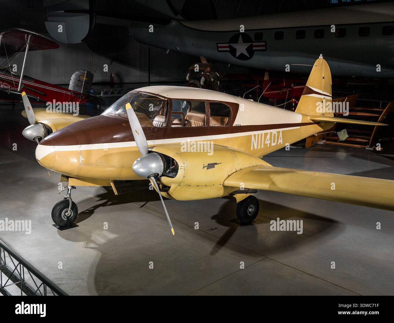 Piper PA-23 Apache (eingeführt 1954) war ein zweimotoriges, viersitziges Leichtflugzeug der Piper Aircraft Corporation mit Metallkonstruktion und einziehbarem Dreiradfahrwerk. Entwickelt aus dem Stinson Twin und angetrieben von Lycoming-Motoren, wurde es ein frühes Mitglied der Nachkriegsleitung von Piper vor der PA-23 Aztec. Das Archivbild zeichnet das Flugzeug in Gelb und weiß mit braunem Besatz auf. Stockfoto