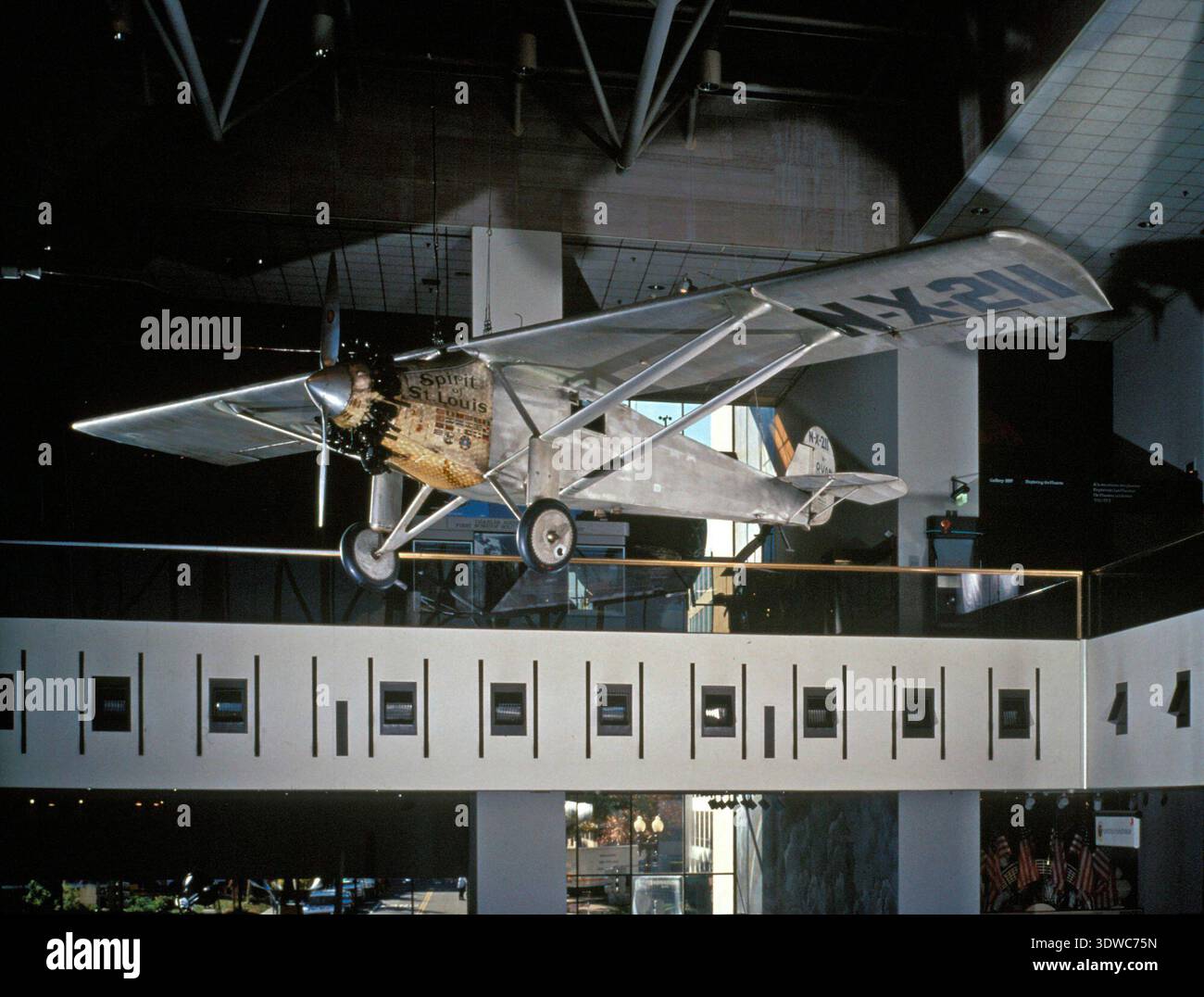 Ryan NYP Spirit of St. Louis war ein einmotoriges Hochflügelflugzeug, das 1927 für Charles A. Lindberghs Nonstop-Flug von New York nach Paris gebaut wurde. Er wurde von Donald Hall als modifizierter Ryan M-2 entworfen und wurde von einem 223 PS starken Wright J-5C Wirbelwind-Radialmotor angetrieben. Kraftstofftanks vor dem Cockpit schränkten die Sicht nach vorn ab, sodass ein Periskop erforderlich ist. Das Archivbild erfasst die Flugzeuge, die mit dem ersten transatlantischen Solo-Flug im Mai 1927 in Verbindung standen. Stockfoto
