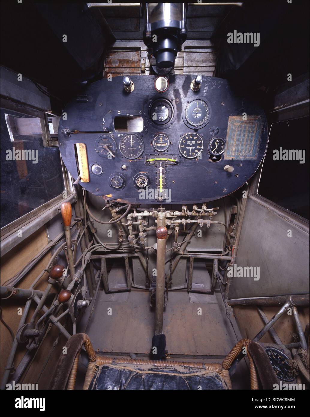 Ryan NYP Spirit of St. Louis war ein einmotoriges Hochflügelflugzeug, das 1927 für Charles A. Lindberghs Nonstop-Flug von New York nach Paris gebaut wurde. Er wurde von Donald Hall als modifizierter Ryan M-2 entworfen und wurde von einem 223 PS starken Wright J-5C Wirbelwind-Radialmotor angetrieben. Kraftstofftanks vor dem Cockpit schränkten die Sicht nach vorn ab, sodass ein Periskop erforderlich ist. Das Archivbild erfasst die Flugzeuge, die mit dem ersten transatlantischen Solo-Flug im Mai 1927 in Verbindung standen. Stockfoto