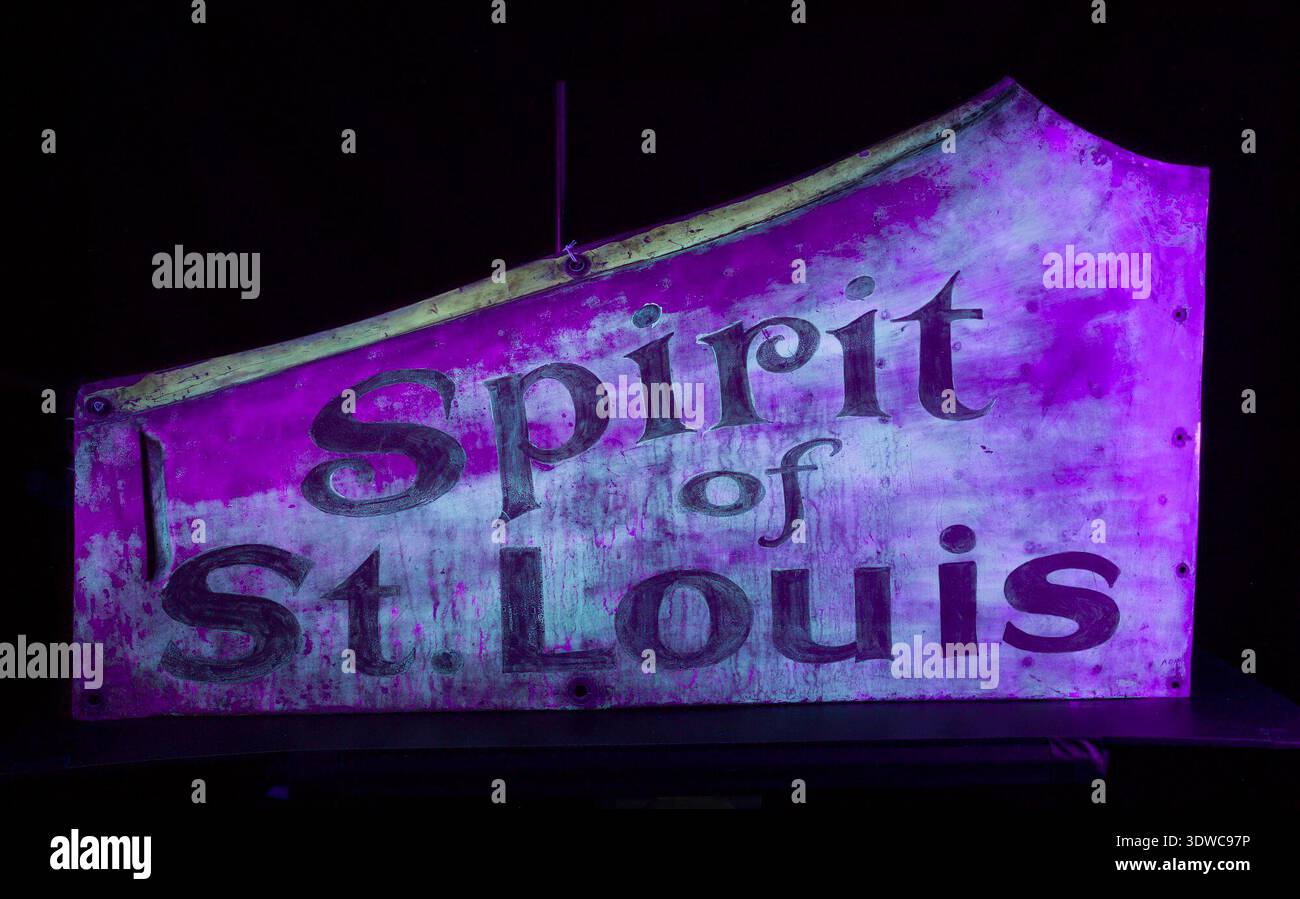 Ryan NYP Spirit of St. Louis war ein einmotoriges Hochflügelflugzeug, das 1927 für Charles A. Lindberghs Nonstop-Flug von New York nach Paris gebaut wurde. Er wurde von Donald Hall als modifizierter Ryan M-2 entworfen und wurde von einem 223 PS starken Wright J-5C Wirbelwind-Radialmotor angetrieben. Kraftstofftanks vor dem Cockpit schränkten die Sicht nach vorn ab, sodass ein Periskop erforderlich ist. Das Archivbild erfasst die Flugzeuge, die mit dem ersten transatlantischen Solo-Flug im Mai 1927 in Verbindung standen. Stockfoto