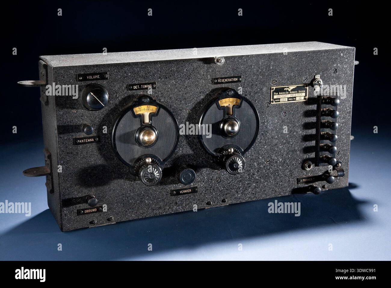 Lockheed Sirius Tingmissartoq war ein einmotoriges Hochflügelmonoplane, das von Charles Lindbergh (1902–1974) und Anne Morrow Lindbergh (1906–2001) während ihrer 1931 durchgeführten Flüge in den Orient und 1933 Nord- und Südatlantik geflogen wurde. Das Flugzeug hatte einen Funkempfänger von Pan American Airways, der für Fernkommunikation und Navigation genutzt wurde; Anne Morrow Lindbergh Betrieb die Ausrüstung und besaß eine Funkbetreiberlizenz. Das Archivbild zeichnet den rechteckigen Empfänger mit Einstellknöpfen auf, wie er bei diesen Expeditionen verwendet wird. Stockfoto