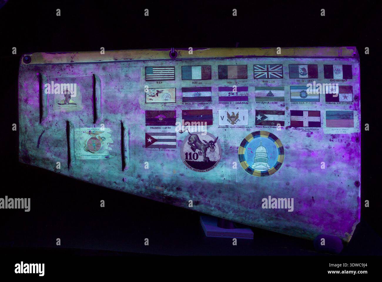 Ryan NYP Spirit of St. Louis war ein einmotoriges Hochflügelflugzeug, das 1927 für Charles A. Lindberghs Nonstop-Flug von New York nach Paris gebaut wurde. Er wurde von Donald Hall als modifizierter Ryan M-2 entworfen und wurde von einem 223 PS starken Wright J-5C Wirbelwind-Radialmotor angetrieben. Kraftstofftanks vor dem Cockpit schränkten die Sicht nach vorn ab, sodass ein Periskop erforderlich ist. Das Archivbild erfasst die Flugzeuge, die mit dem ersten transatlantischen Solo-Flug im Mai 1927 in Verbindung standen. Stockfoto