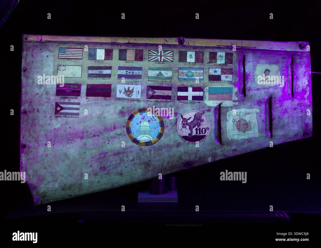 Ryan NYP Spirit of St. Louis war ein einmotoriges Hochflügelflugzeug, das 1927 für Charles A. Lindberghs Nonstop-Flug von New York nach Paris gebaut wurde. Er wurde von Donald Hall als modifizierter Ryan M-2 entworfen und wurde von einem 223 PS starken Wright J-5C Wirbelwind-Radialmotor angetrieben. Kraftstofftanks vor dem Cockpit schränkten die Sicht nach vorn ab, sodass ein Periskop erforderlich ist. Das Archivbild erfasst die Flugzeuge, die mit dem ersten transatlantischen Solo-Flug im Mai 1927 in Verbindung standen. Stockfoto