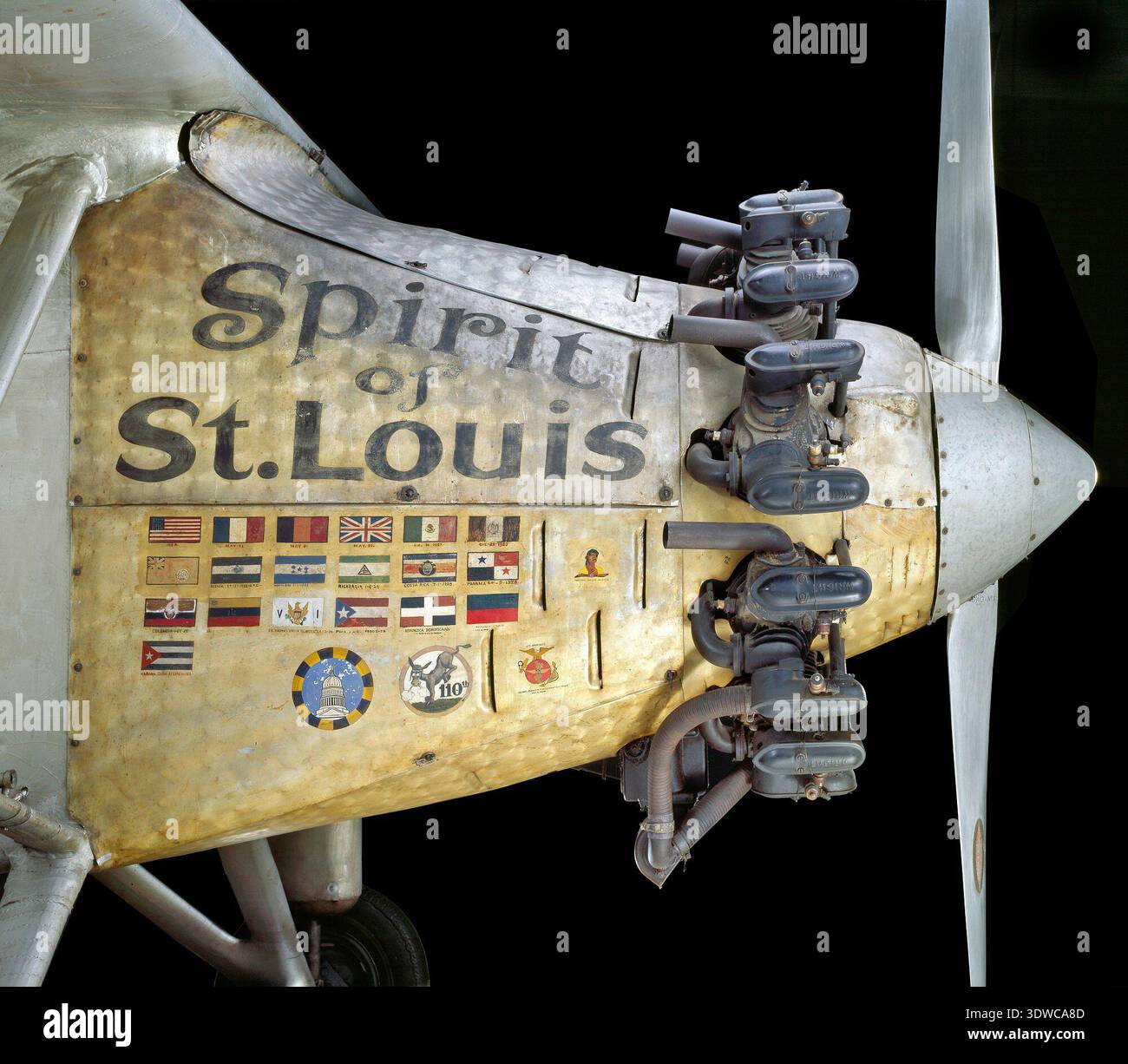 Ryan NYP Spirit of St. Louis war ein einmotoriges Hochflügelflugzeug, das 1927 für Charles A. Lindberghs Nonstop-Flug von New York nach Paris gebaut wurde. Er wurde von Donald Hall als modifizierter Ryan M-2 entworfen und wurde von einem 223 PS starken Wright J-5C Wirbelwind-Radialmotor angetrieben. Kraftstofftanks vor dem Cockpit schränkten die Sicht nach vorn ab, sodass ein Periskop erforderlich ist. Das Archivbild erfasst die Flugzeuge, die mit dem ersten transatlantischen Solo-Flug im Mai 1927 in Verbindung standen. Stockfoto