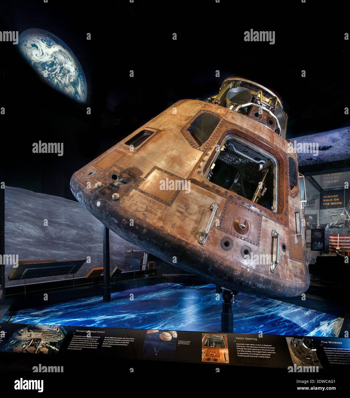 Apollo 11 Command Module Columbia (1969) war das Besatzungskompartiment der ersten Mondlandungsmission und trug die Astronauten Neil Armstrong, Edwin Buzz Aldrin und Michael Collins. Die Bezeichnung cm-107 wurde von North American Rockwell hergestellt und startete am 16. Juli 1969 auf einer Saturn-V-Rakete und war der einzige Teil des Raumschiffs, der zur Erde zurückkehrte. Das Archivbild dokumentiert die Außenseite des Raumschiffs, die 1971 nach dem Transfer zum Smithsonian erhalten wurde. Stockfoto