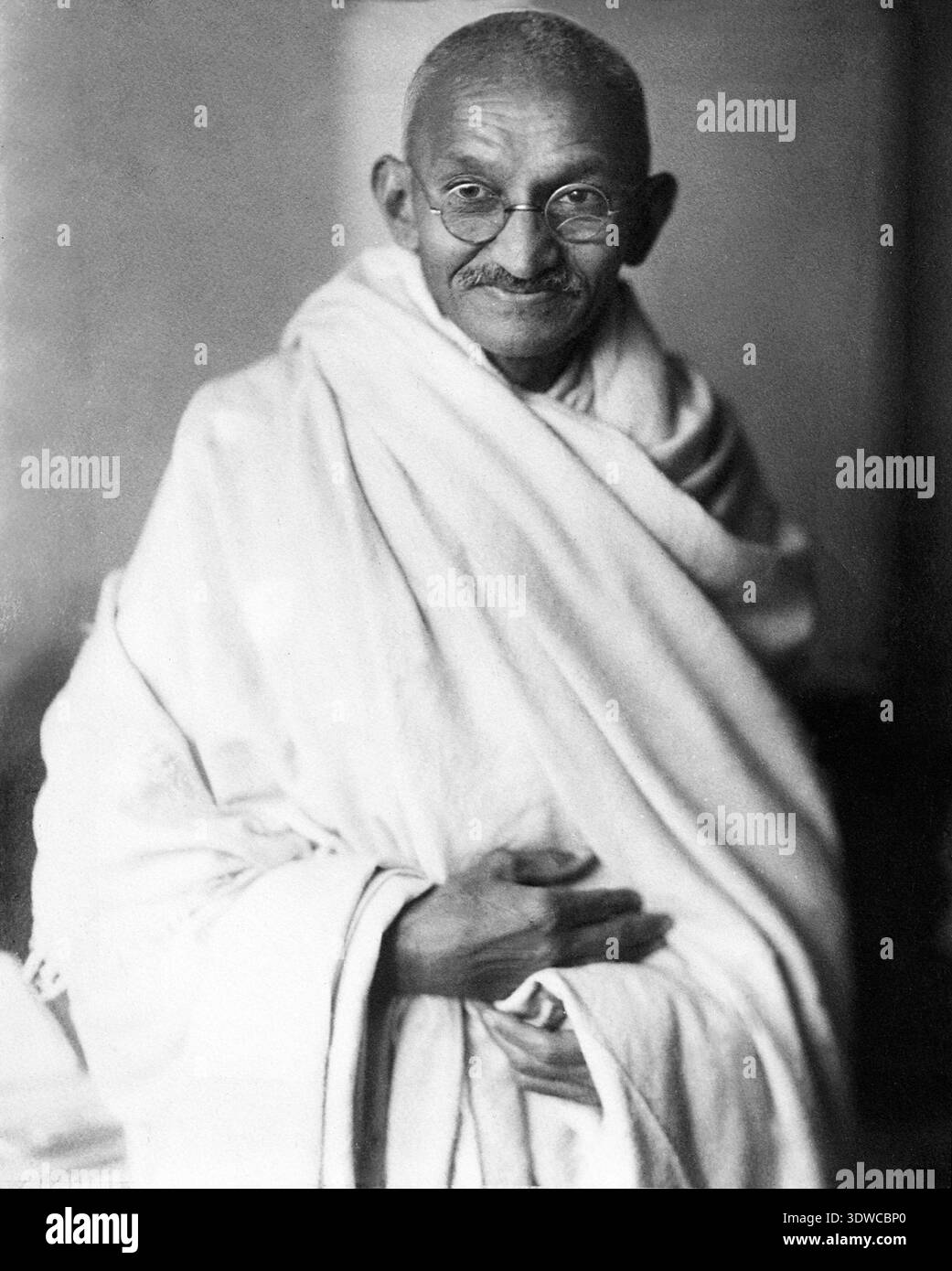 Dieses ikonische Studio-Foto zeigt Mahatma Gandhi, aufgenommen 1931 in London von Elliott & Fry. Gandhi, ein indischer Anwalt, antikolonialer Nationalist und politischer Ethiker, wird mit seinen charakteristischen Rundbrillen und einfachen Kleidern dargestellt, die seine Philosophie des gewaltlosen Widerstands verkörpern. Stockfoto