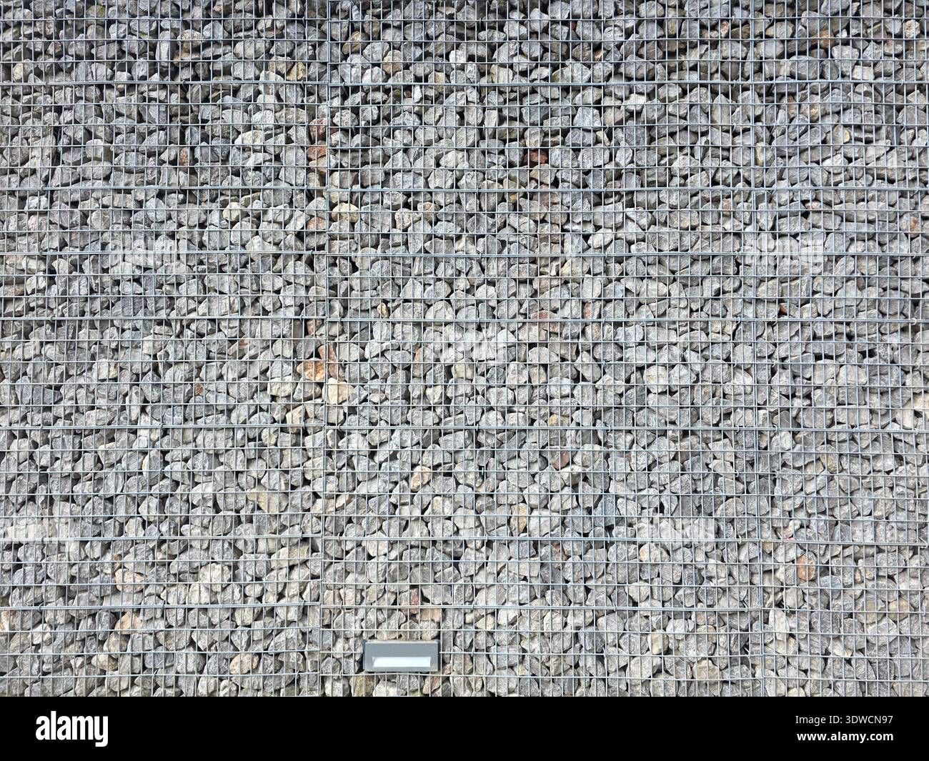 Gabion Wall, ein funktionales und modernes architektonisches Merkmal für Landschaftsgestaltung, Erosionskontrolle oder dekorative Zäune, galvanisiertes Stahldrahtgeflecht. Stockfoto