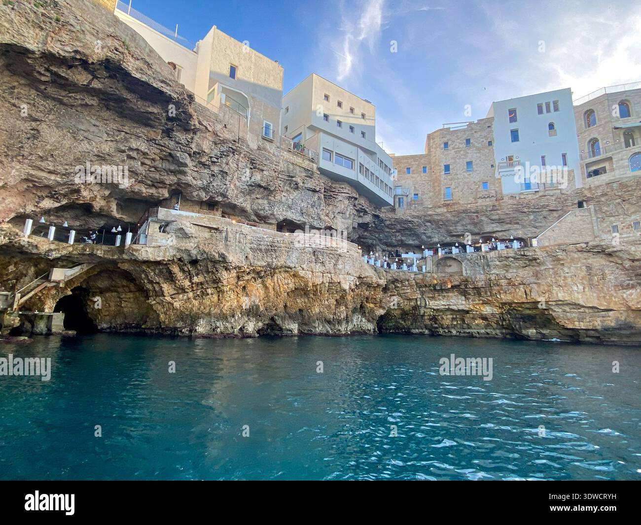 Das Restaurant Grotta Palazzese, ein exklusives Restaurant in einer natürlichen Kalksteinhöhle in Polignano a Mare, Apulien, Italien. Stockfoto