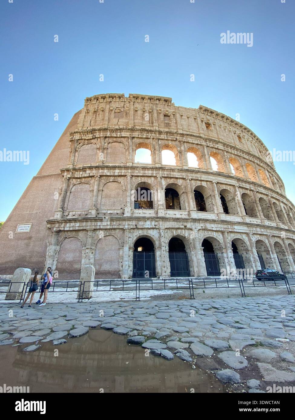 Das Kolosseum in Rom, Italien, ein ikonisches altes Amphitheater. Stockfoto