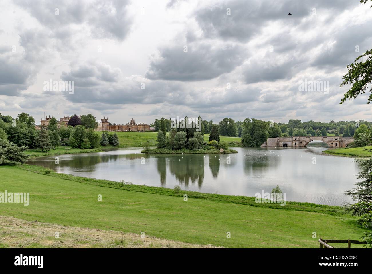 WOODSTOCK, GROSSBRITANNIEN – 21. MAI 2014: Dies ist ein englisches Anwesen aus dem 18. Jahrhundert mit Blenheim Palace und Vanbrugh's Grand Bridge über den Fluss Glym. Stockfoto