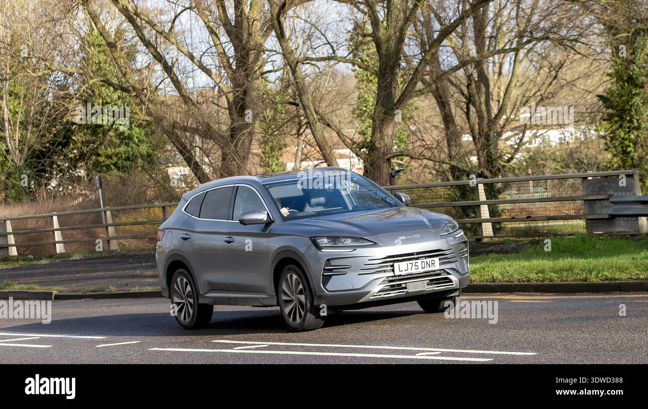 Milton Keynes, Bucks, Großbritannien - 24. Februar 2026: 2025 BYD Seal U Boost Hybrid-Elektroauto auf britischer Straße Stockfoto