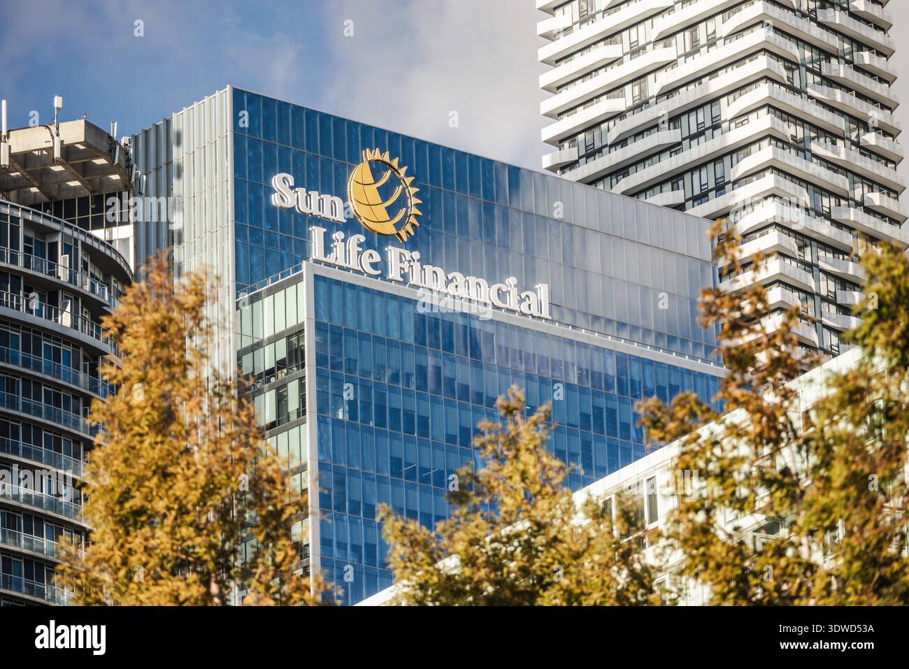 Toronto, Kanada, 20. Oktober: Modernes Sun Life Financial Bürogebäude mit Firmenlogo auf einer Glasfassade, umgeben von Wohnhochhäusern Stockfoto