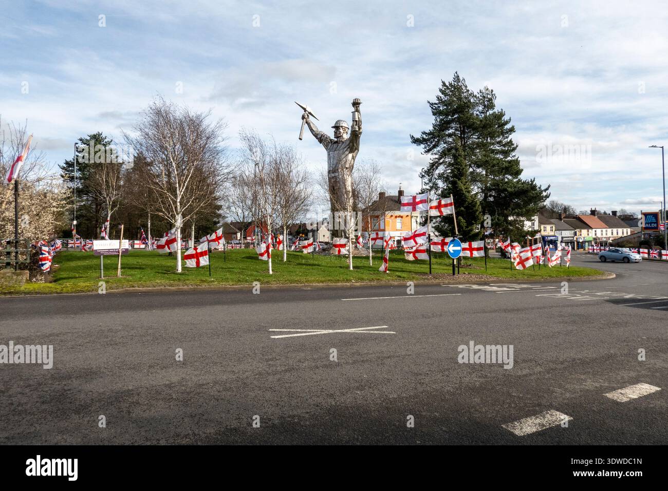 Erhöhen Sie die Farben, übermäßige Verwendung von Flaggen Sicherheitsbedenken auf Tin man Island, Brownhills Stockfoto