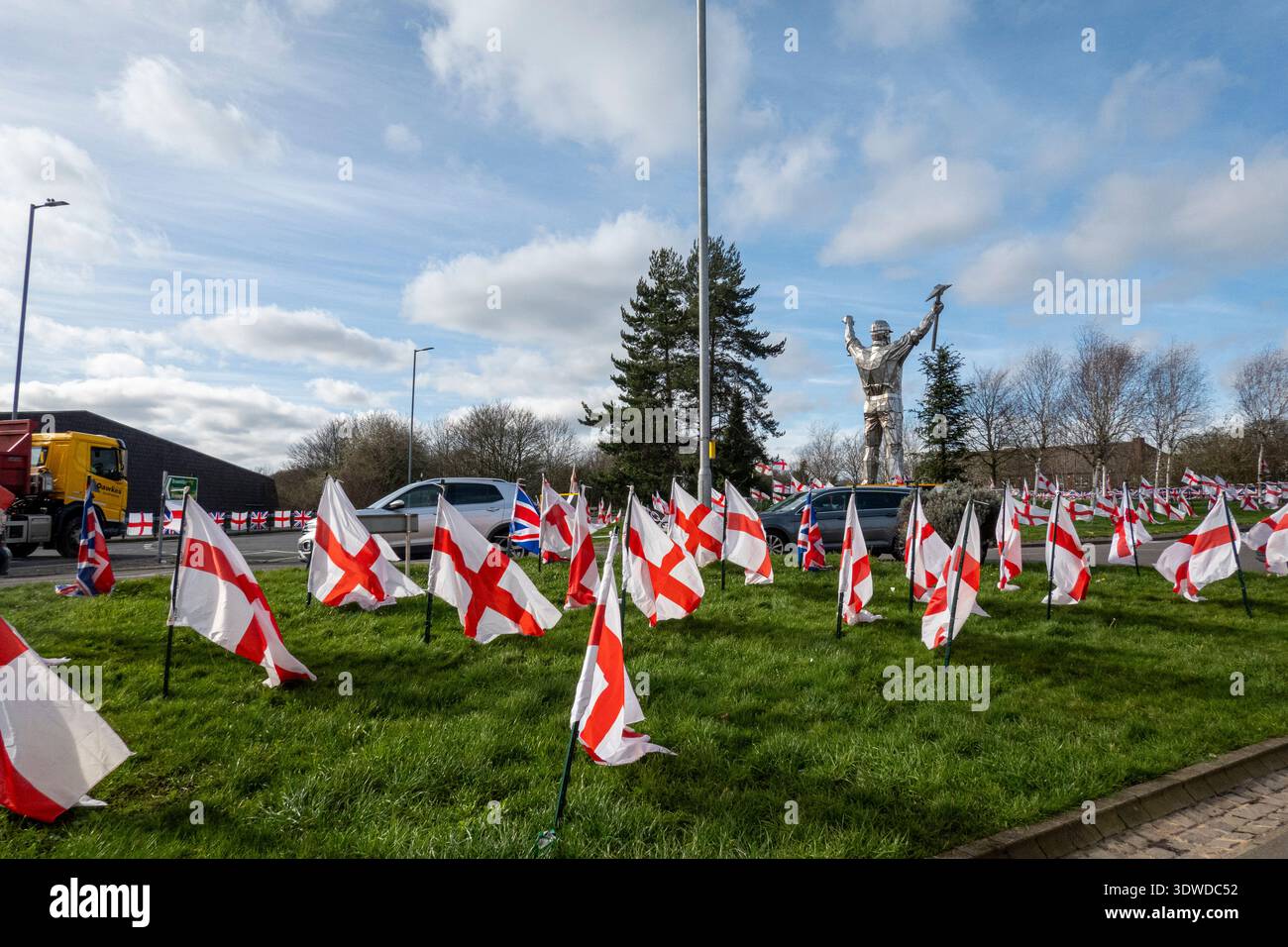 Erhöhen Sie die Farben, übermäßige Verwendung von Flaggen Sicherheitsbedenken auf Tin man Island, Brownhills Stockfoto