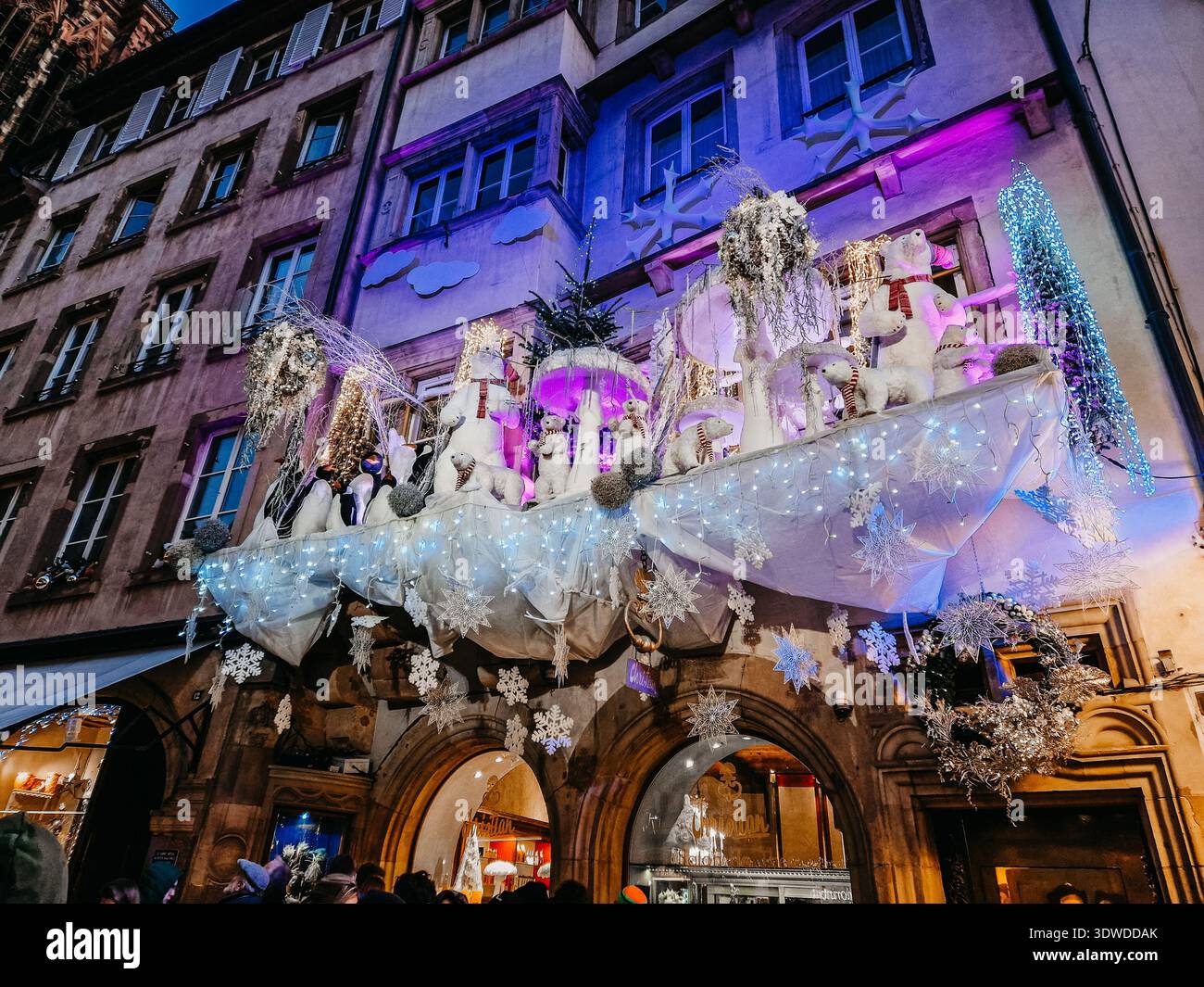 Straßburger Weihnachtsmarkt: Traditionelles elsässisches Weihnachtsdekor und historische Architektur während der Wintersaison. Stockfoto
