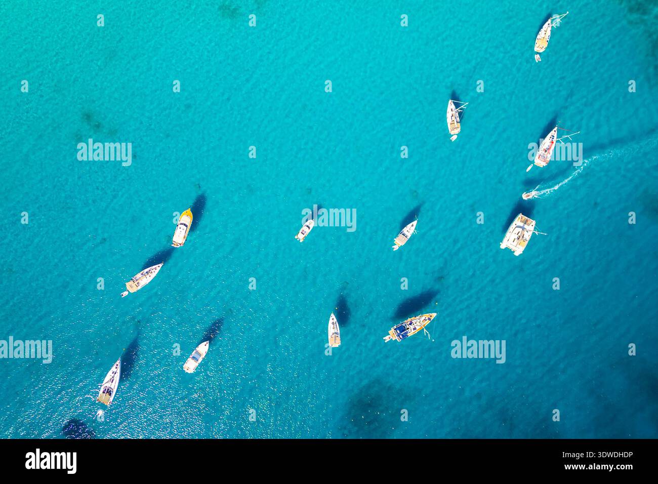 Blick von oben auf Segelboote und Yachten, die in der türkisfarbenen Adria in der Nähe von Kroatien verankert sind. Klares blaues Wasser, Sommerreiseziel und friedlich Stockfoto