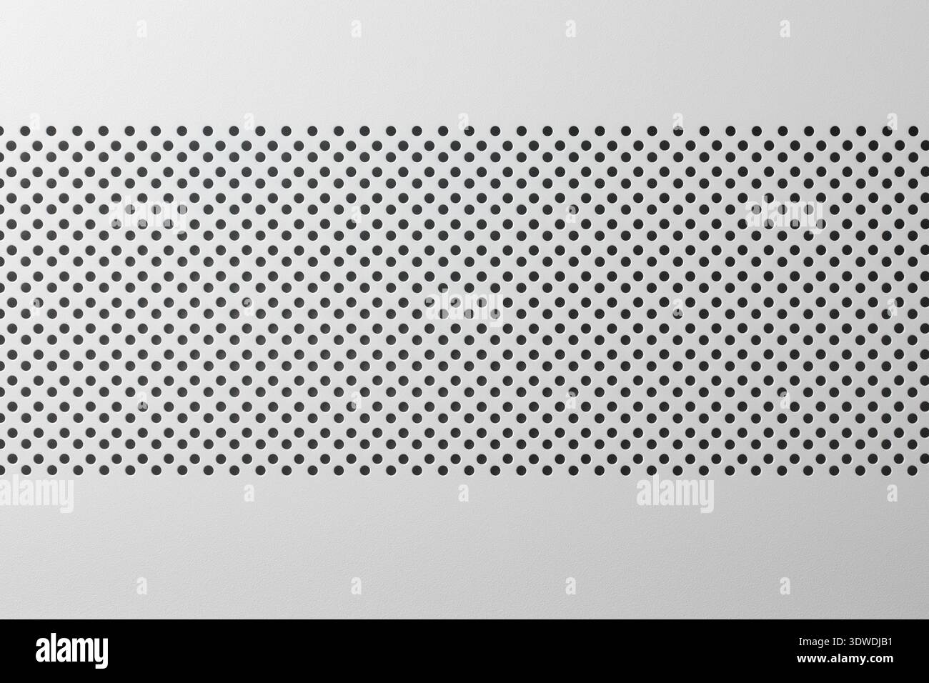Weiße Metall-Desktop-pc-Gehäuseoberfläche, runde Lüftungsöffnungen von Vollformatstruktur, Großansicht mit Kopierraum, Hintergrund der Computerhardware Stockfoto