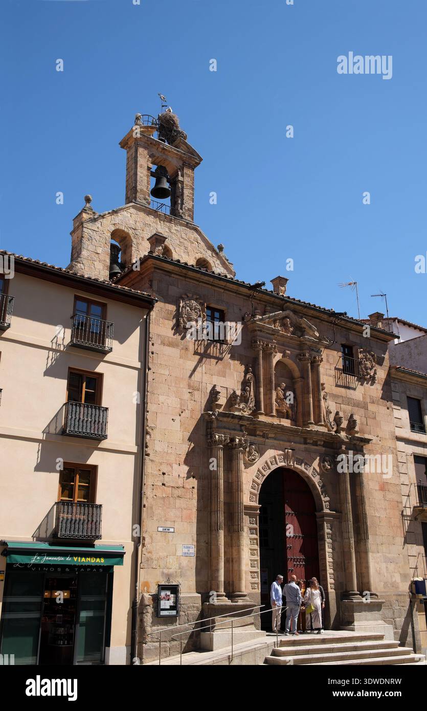 Romanische St. Martins Kirche mit ihrem Glockenturm, entlang der treffend benannten Plaza del Corrillo, Salamanca, Castile und Leon, Spanien. Stockfoto